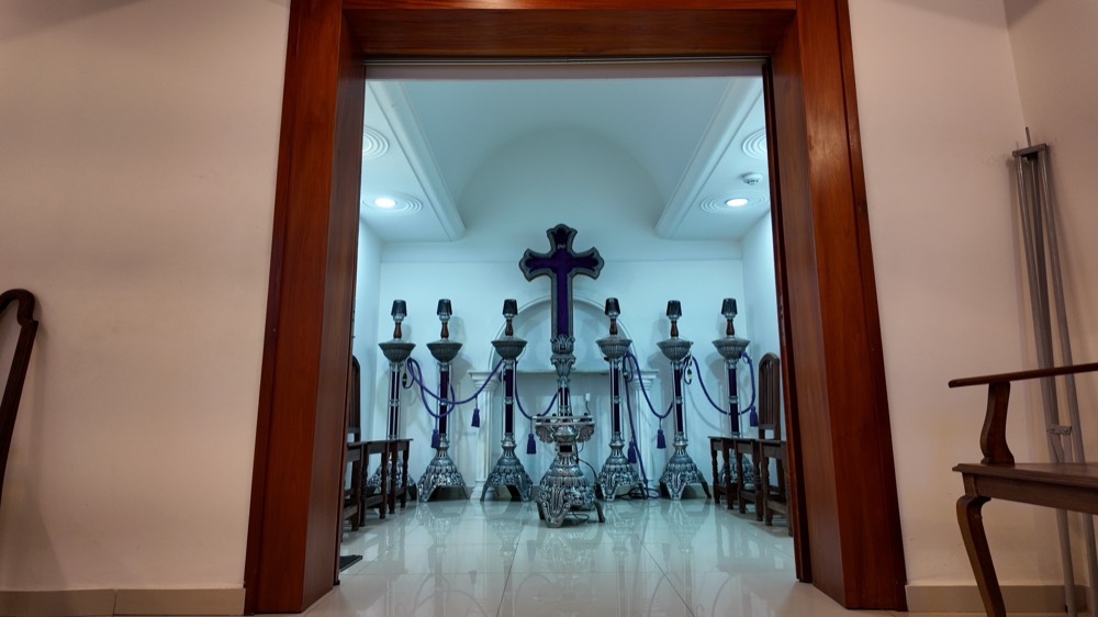 Capilla con cruz y candelabros