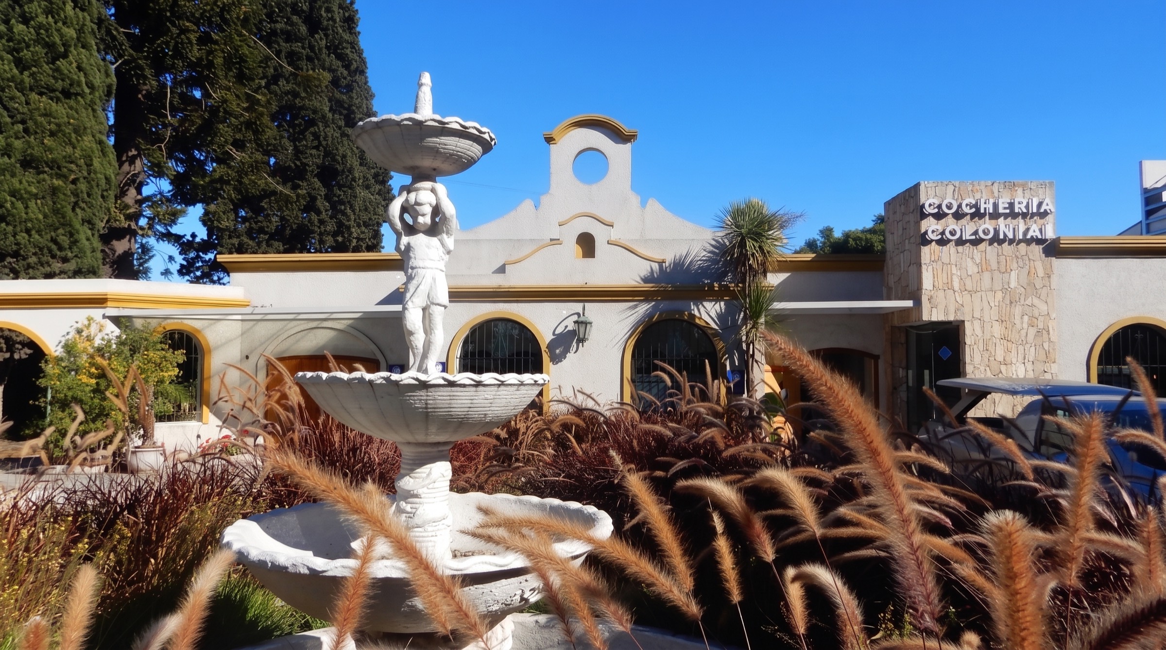 Frente de Cochería Colonial: la fuente y la fachada